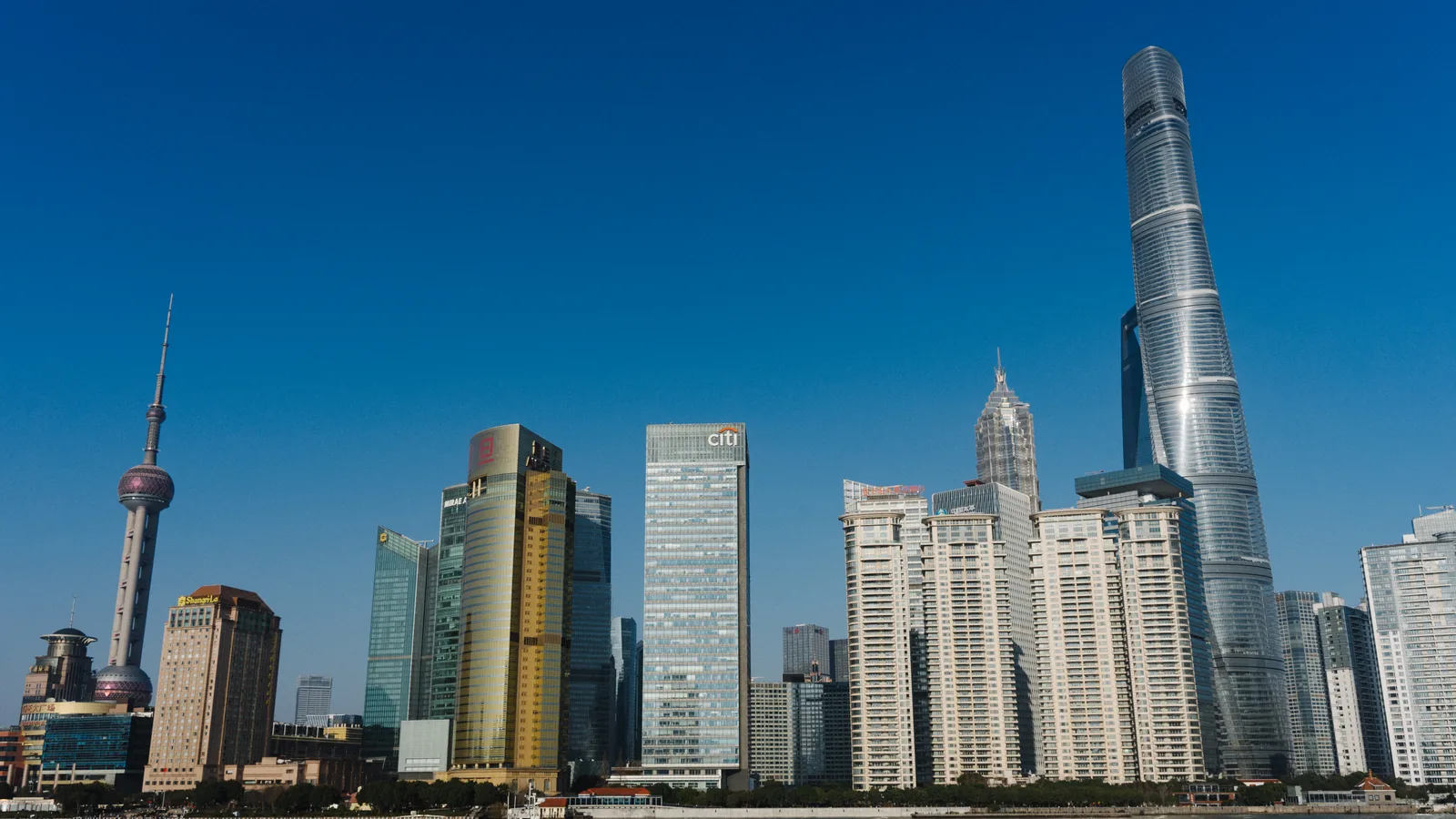 Đường chân trời Thượng Hải Pudong và Tháp Thượng Hải dưới bầu trời xanh trong, nhìn từ sông Hoàng Phố