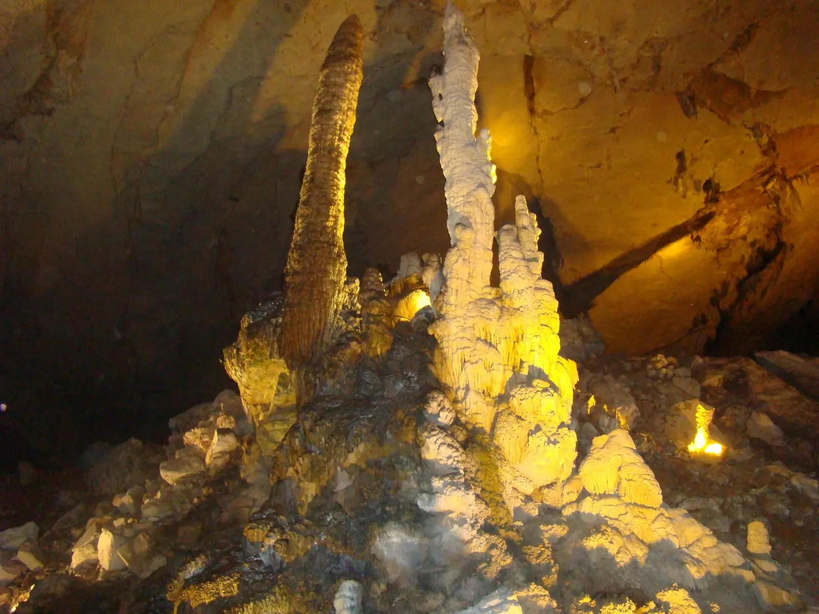 Yellow Dragon Cave (Huanglong Cave)